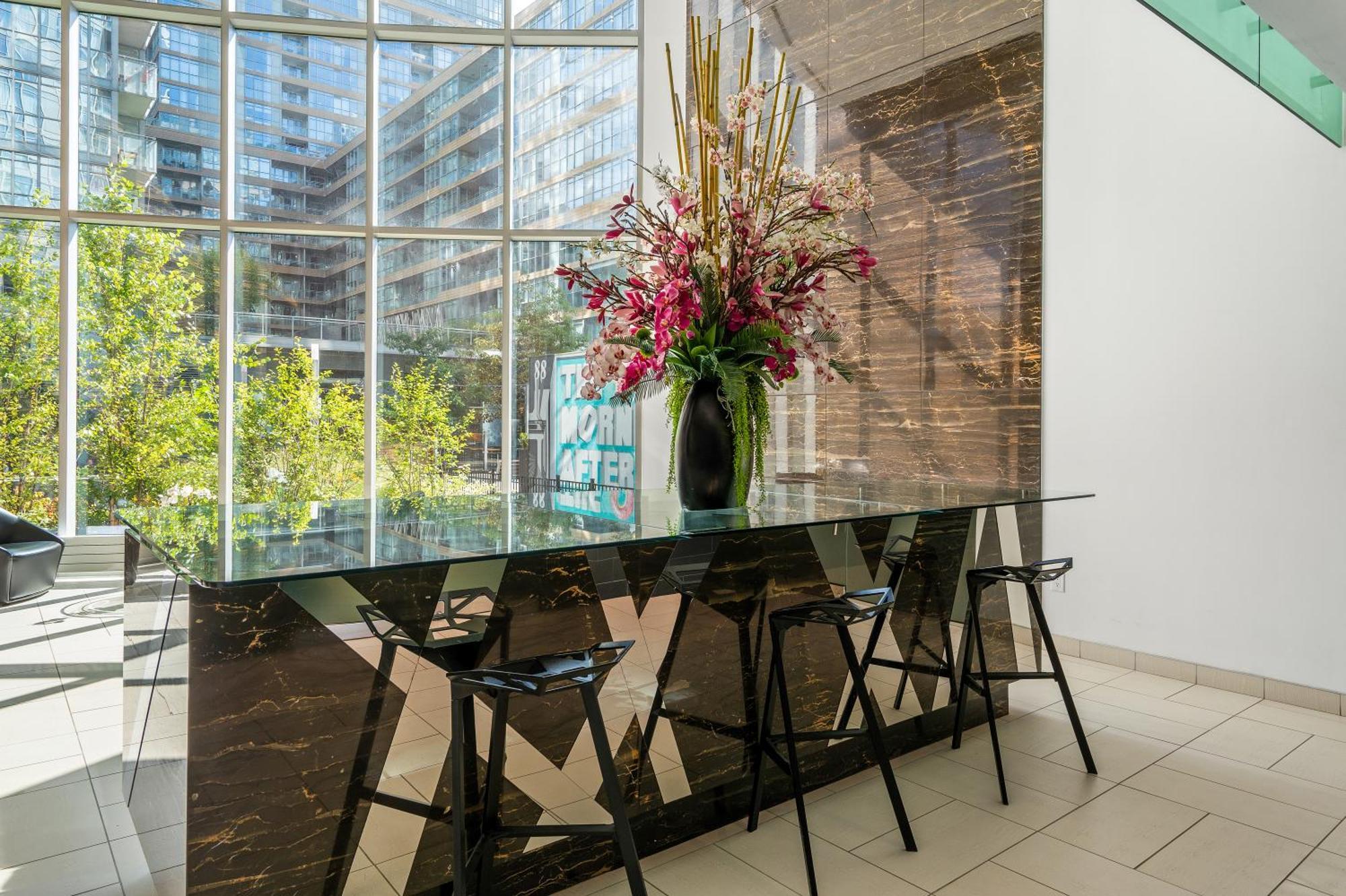 Exquisite Condos By Cn Tower With Parking Toronto Bagian luar foto