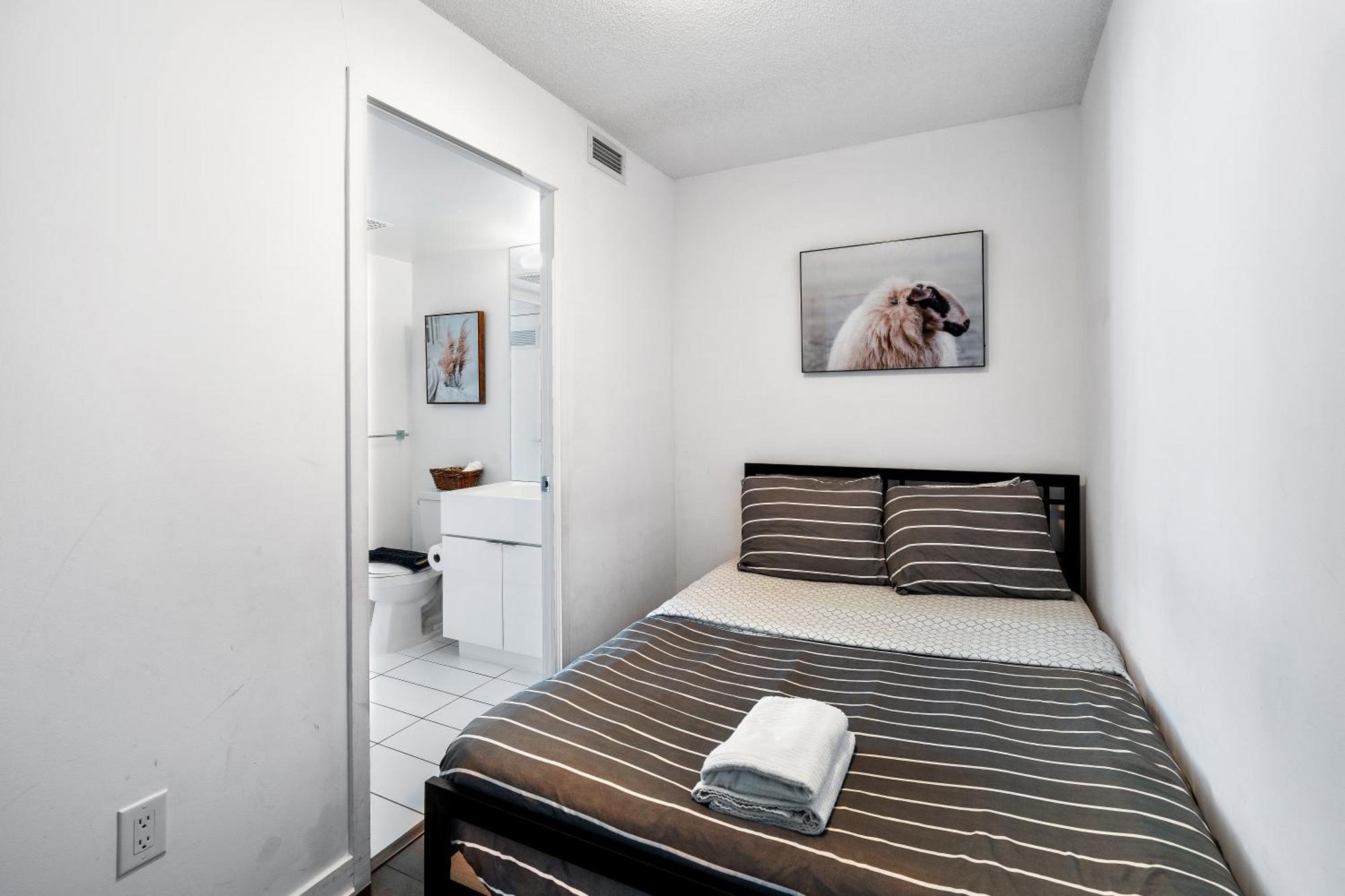 Exquisite Condos By Cn Tower With Parking Toronto Bagian luar foto