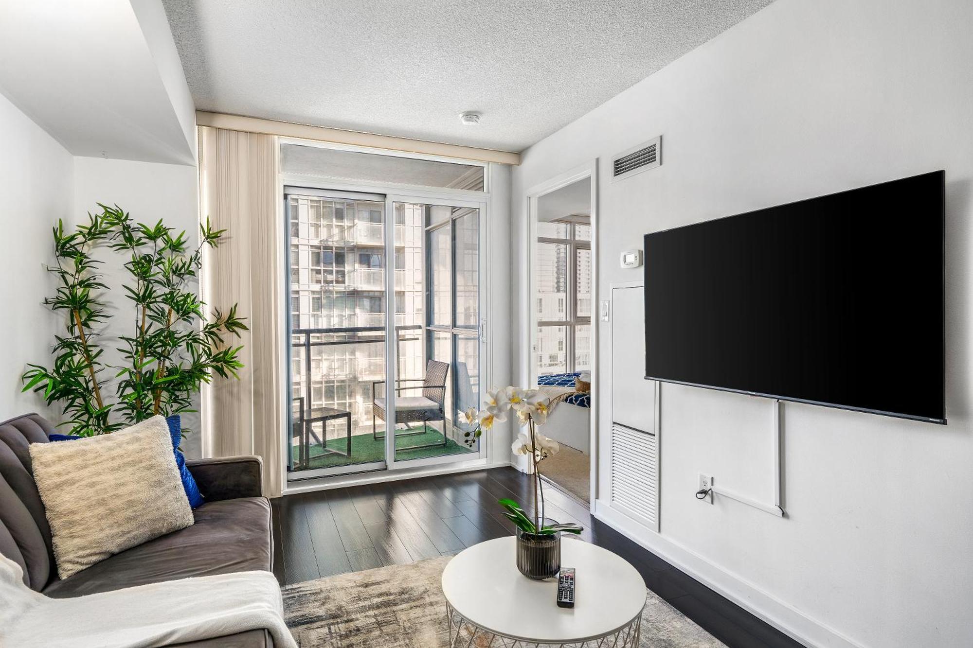 Exquisite Condos By Cn Tower With Parking Toronto Bagian luar foto